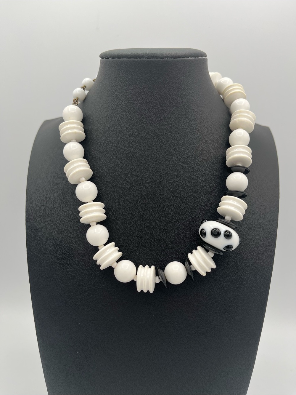 Vintage Miriam Haskell Chunky Hubnail Statement Necklace – Signed White & Black - Picture 3 of 5